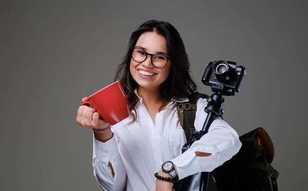 Reiziger vrouw houdt camera — Stockfoto