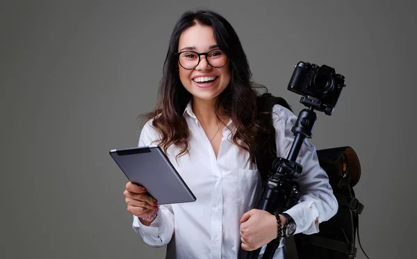 Lachende vrouwelijke fotograaf — Stockfoto