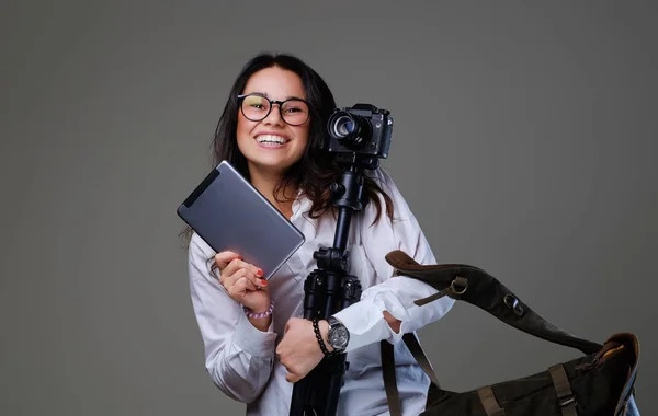 Lachende vrouwelijke fotograaf — Stockfoto