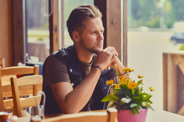 Мужчина сидит за столом в кафе . — стоковое фото
