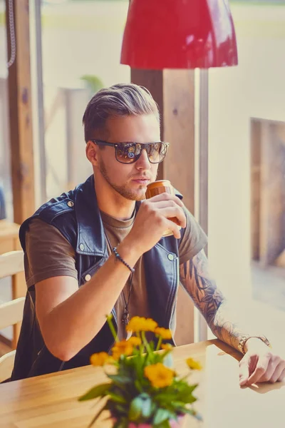 Bärtiger Mann trinkt Saft. — Stockfoto