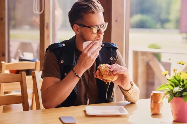 Bokovky jíst vegetarián burger — Stock fotografie