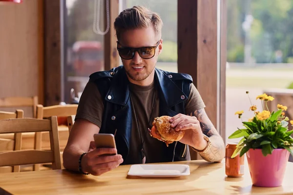 Hipster τρώγοντας ένα μπέργκερ για χορτοφάγους — Φωτογραφία Αρχείου