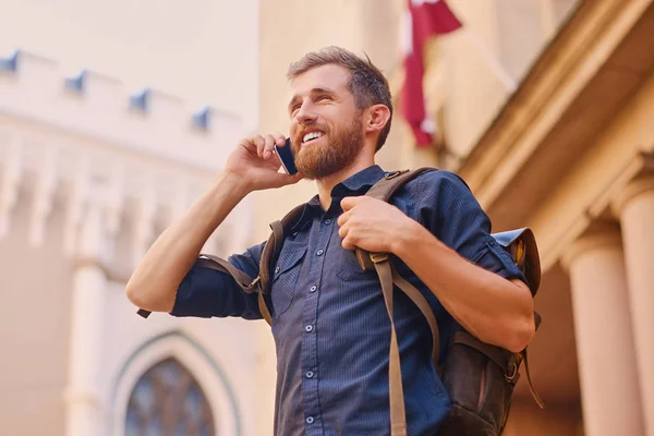 Skäggiga män tala med smarta telefonen — Stockfoto