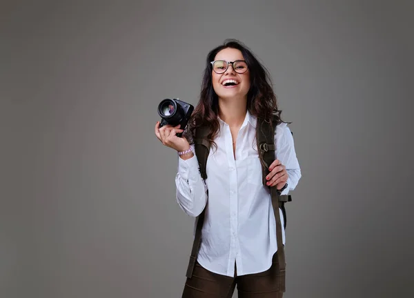 Turista feminino positivo com câmera — Fotografia de Stock