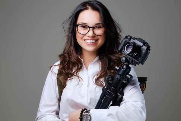 Feminino com mochila de couro segura câmera — Fotografia de Stock