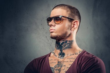 Yakışıklı adam dövmeler ile güneş gözlüğü