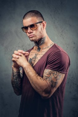 Yakışıklı adam dövmeler ile güneş gözlüğü