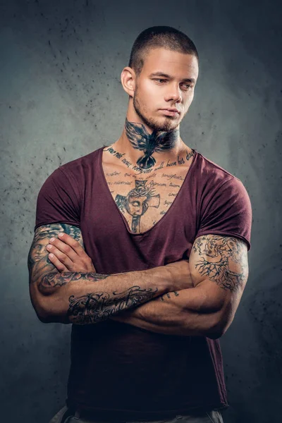Tetovaný muž s překřížením rukou — Stock fotografie