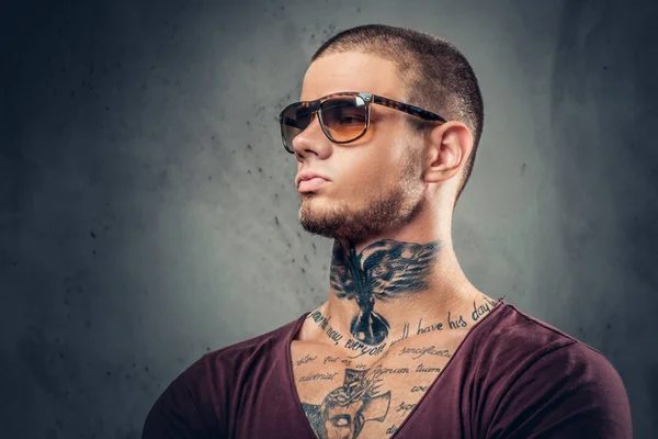 Bonito homem de óculos de sol com tatuagens — Fotografia de Stock