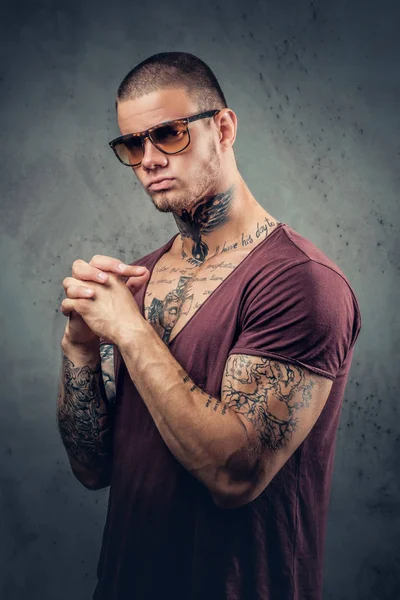 Hombre guapo en gafas de sol con tatuajes — Foto de Stock