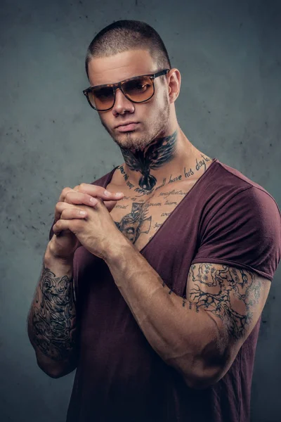 Bonito homem de óculos de sol com tatuagens — Fotografia de Stock