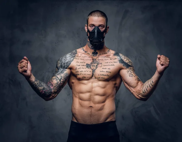 Tatuato combattente maschio in una maschera — Foto Stock