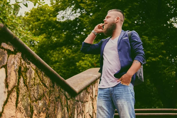 Hipster macho usando smartphone al aire libre . — Foto de Stock