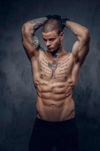 Gespierd, shirtless, tattooed man — Stockfoto