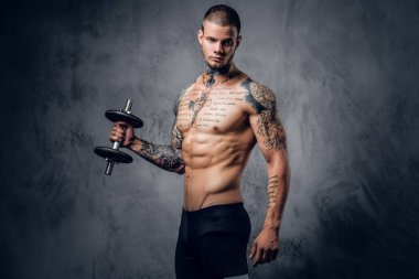 Dövmeli erkek dumbbell tutar 