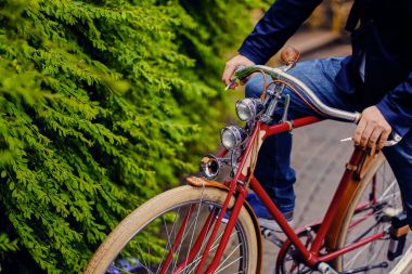 adam bir retro bisiklet üzerinde.