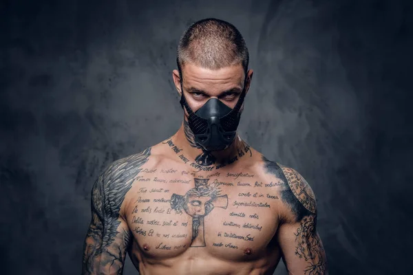 Sin camisa, hombre tatuado en una máscara — Foto de Stock