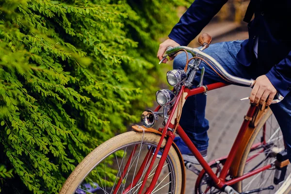 adam bir retro bisiklet üzerinde.