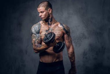 Gömleksiz erkek dumbbell tutar 