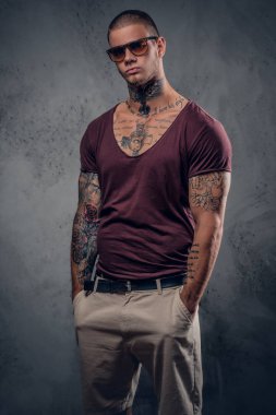 Dövmeli atletik erkek 