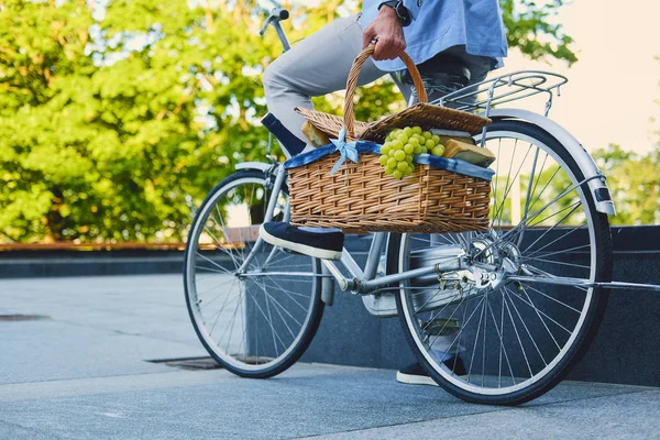 Piknik sepeti adam tutar.