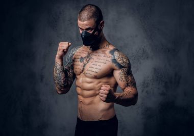 Dövmeli savaşçı erkek maskeli