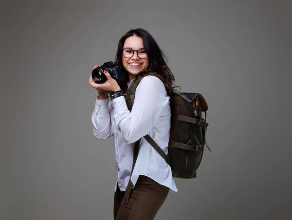 Positieve vrouwelijke toerist met camera — Stockfoto