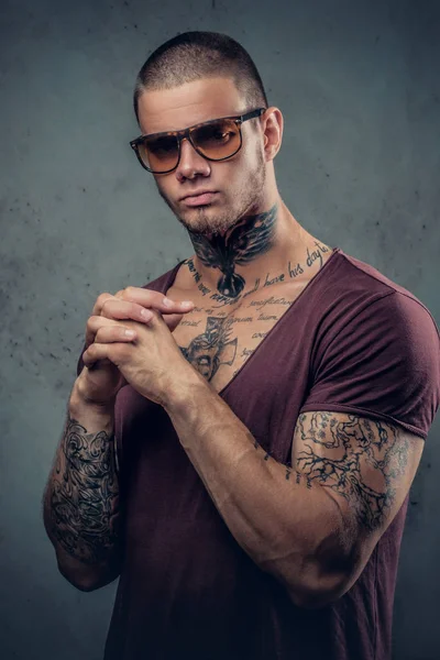 Atletico maschio con tatuaggi — Foto Stock