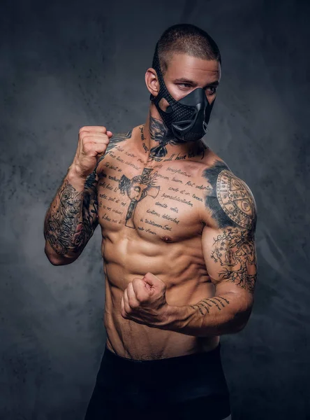Татуированный боец мужчина в маске — стоковое фото