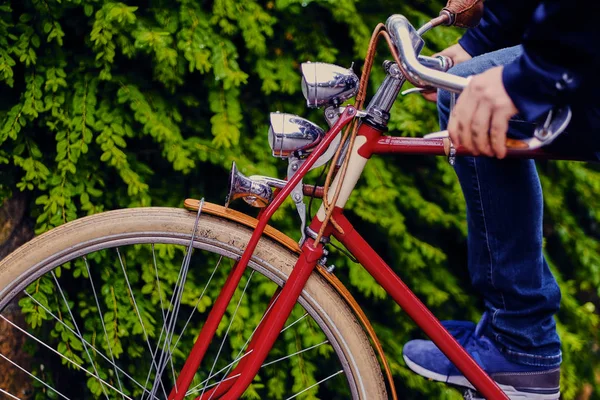 Homem em uma bicicleta retro . — Fotografia de Stock