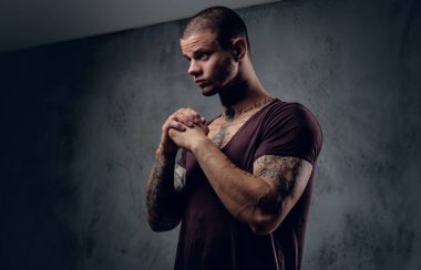 Dua ciddi dövmeli erkek