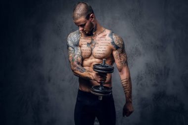 Gömleksiz erkek dumbbell tutar 