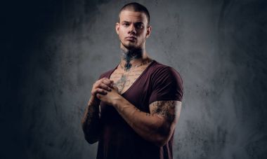 Dua ciddi dövmeli erkek