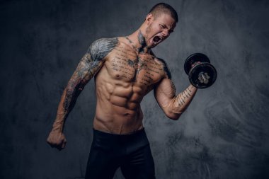 Gömleksiz erkek dumbbell tutar 