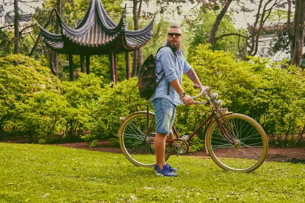 Κοκκινομάλλα γενειοφόρος άνδρας με ρετρό ποδήλατο — Φωτογραφία Αρχείου