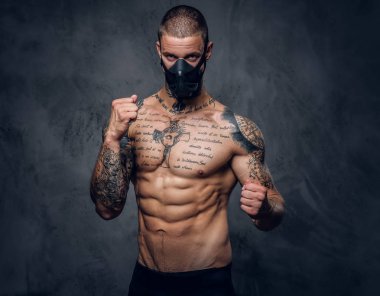 Dövmeli savaşçı erkek maskeli