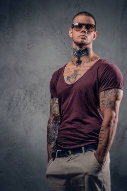 Yakışıklı, atletik bir adam