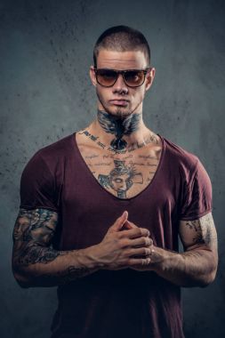 Yakışıklı, atletik bir adam