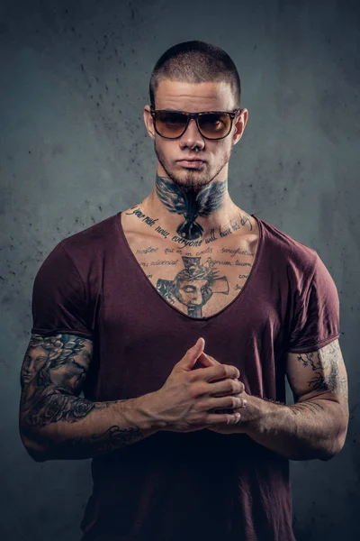 Yakışıklı, atletik bir adam