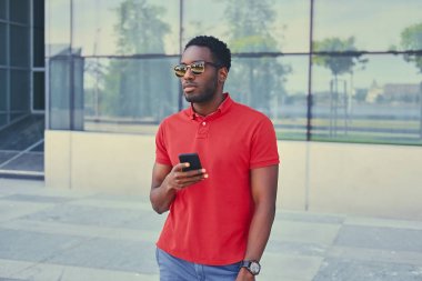 Amerikalı erkek bir akıllı telefon kullanma