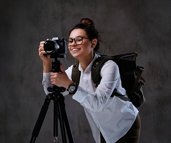 Viajante fêmea tirar fotos — Fotografia de Stock