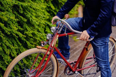 adam bir retro bisiklet üzerinde.