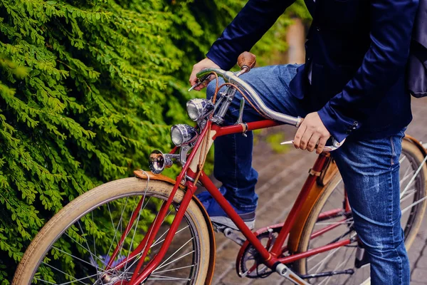 adam bir retro bisiklet üzerinde.