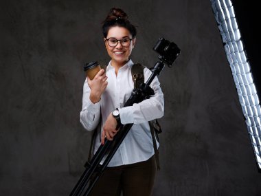 Erkek dijital fotoğraf makinesi tutar 