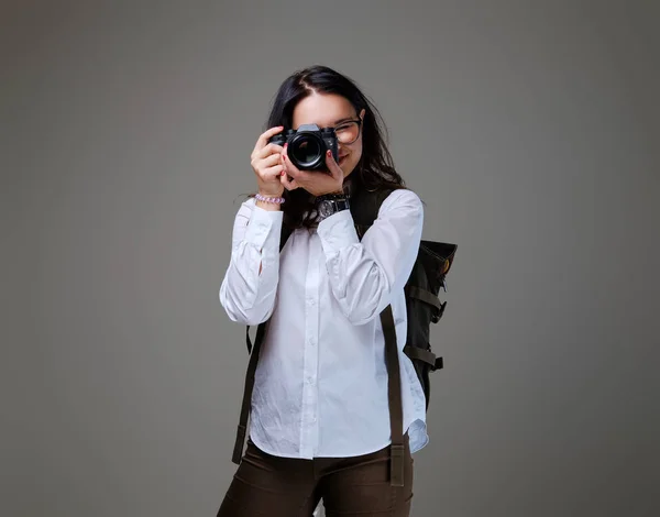 Positieve vrouwelijke toerist met camera — Stockfoto