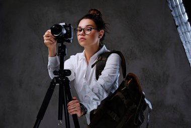 Gezgin erkek dijital kamera