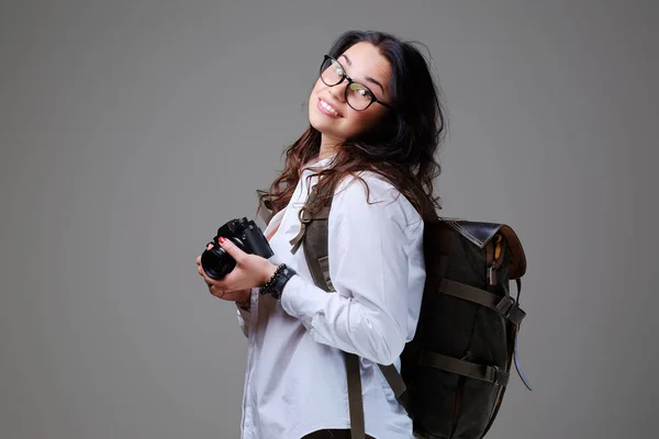 Positieve vrouwelijke toerist met camera — Stockfoto