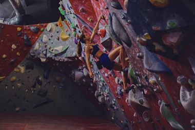 Kadın dağcı. Aşırı kapalı tırmanma.