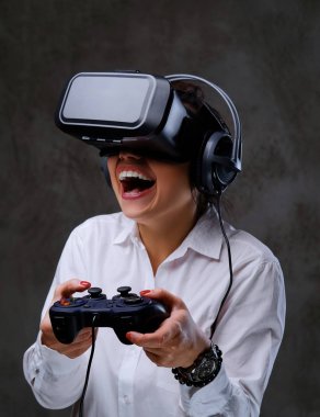 Erkek eğleniyor Vr gözlüklü